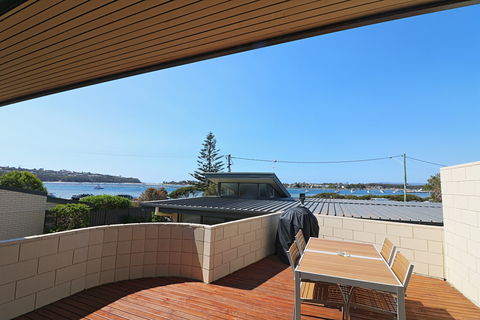 All Decked Out At Penguin Mews - Accommodation Mount Tamborine 2