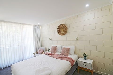 All Decked Out At Penguin Mews - Accommodation Mount Tamborine 4