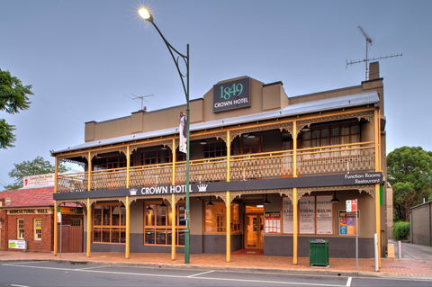 The Crown Hotel Motel - Accommodation Mount Tamborine 0