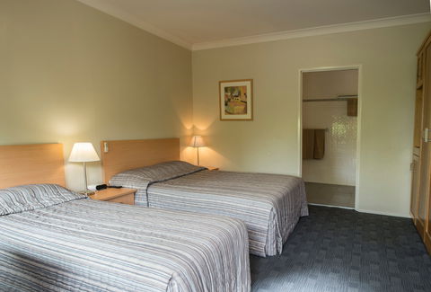 The Crown Hotel Motel - Accommodation Mount Tamborine 2