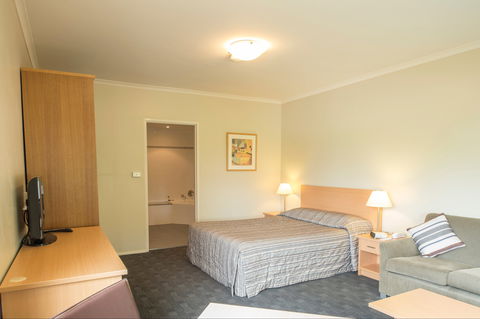 The Crown Hotel Motel - Accommodation Mount Tamborine 3