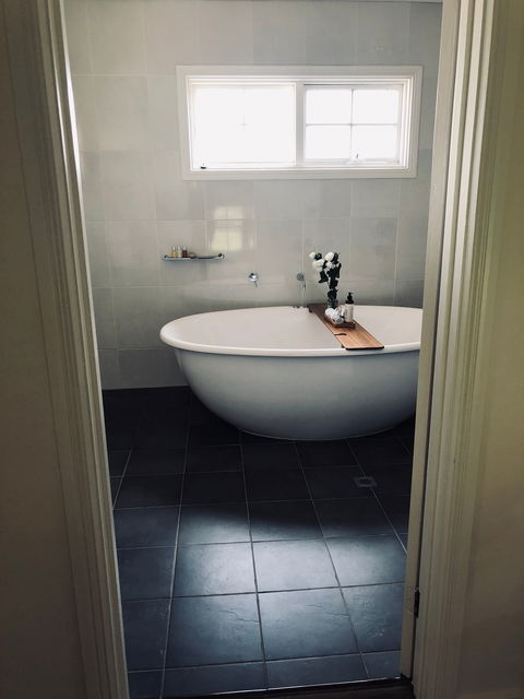 Tomfoolery Winemaker's Cottage - Accommodation Mount Tamborine 1