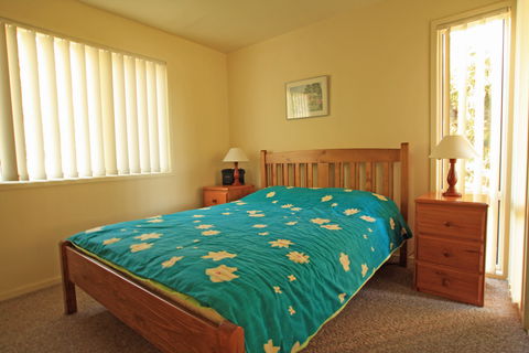 Berrara Lagoon Front Chalet - Accommodation Mount Tamborine 1