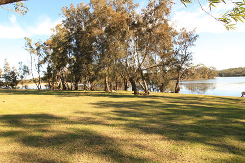 Berrara Lagoon Front Chalet - Accommodation Mount Tamborine 2