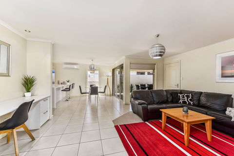 Mount Gambier Apartments - City Fringe Apartment A - Accommodation Mount Tamborine 1