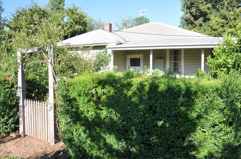 Honeysuckle Cottage - Accommodation Mount Tamborine 2