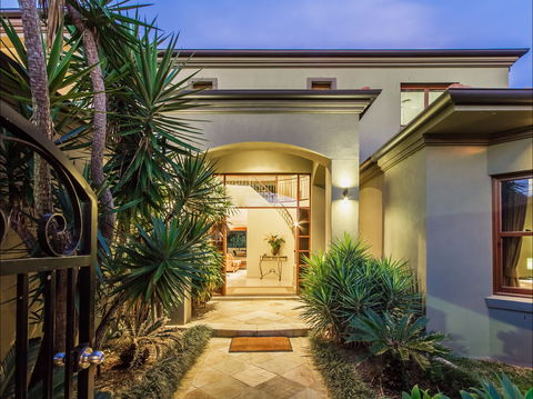 Lakeland Keys Broadbeach - Vogue Holiday Homes - Accommodation Mount Tamborine 2