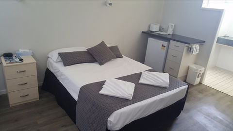 Queens Beach Hotel - Accommodation Mount Tamborine 1
