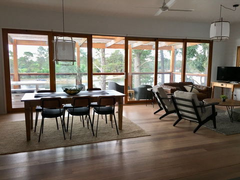 The Lakehouse Beechworth - Accommodation Mount Tamborine 2