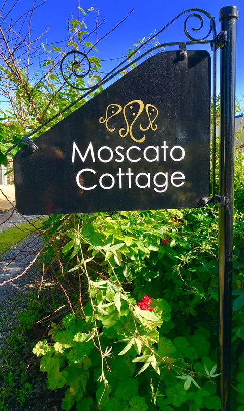 3 Divas Accommodation - The Moscato Cottage - Accommodation Mount Tamborine 1