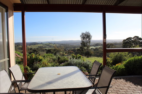 Clare View Accommodation - Clare View Cottage - Accommodation Mount Tamborine 0