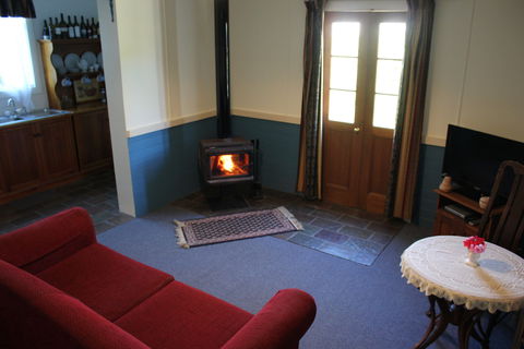 Coonawarra's Pyrus Cottage - Accommodation Mount Tamborine 1