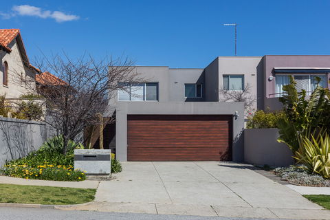 Cottesloe Beach House II - Accommodation Mount Tamborine 1