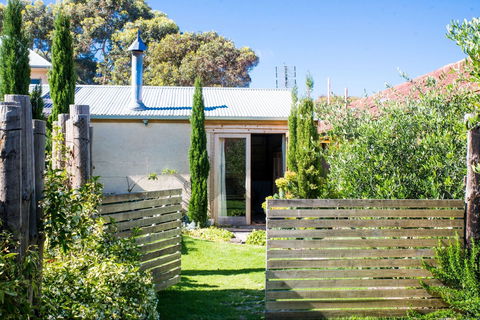 Trader Jack's - Accommodation Mount Tamborine 1