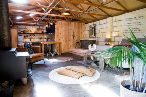 Trader Jack's - Accommodation Mount Tamborine 2