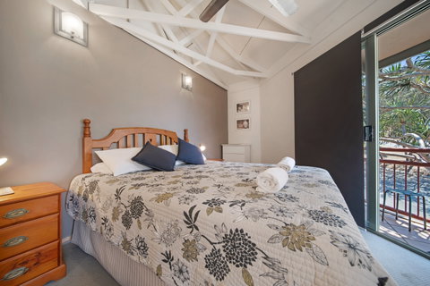 16 Point Lookout Beach Resort - Accommodation Mount Tamborine 1