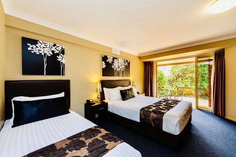 Best Western PLUS Ambassador On Ruthven - Accommodation Mount Tamborine 1
