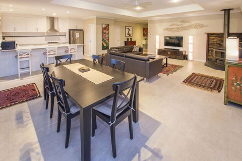 Dave's Digs - Accommodation Mount Tamborine 2