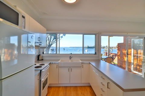 Lakefront Simplicity - Accommodation Mount Tamborine 1