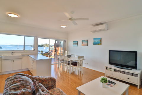 Lakefront Simplicity - Accommodation Mount Tamborine 2