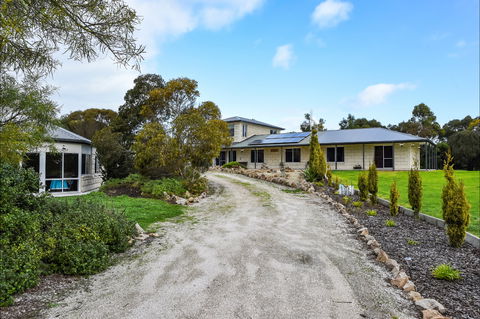 McKinnon's Holiday Home - Accommodation Mount Tamborine 0