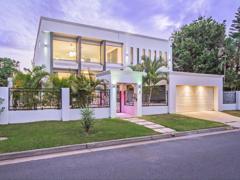 Riviera Waters Broadbeach - Vogue Holiday Homes - Accommodation Mount Tamborine 0