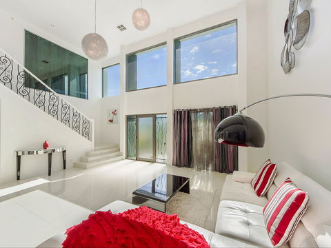 Riviera Waters Broadbeach - Vogue Holiday Homes - Accommodation Mount Tamborine 1