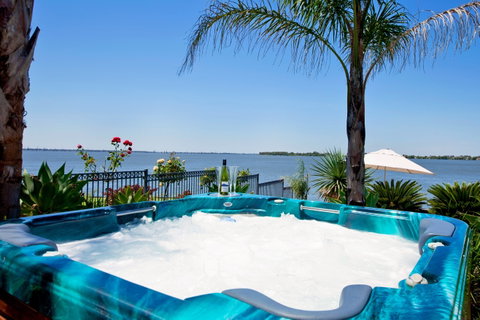 Waterfront Holiday Houses - Accommodation Mount Tamborine 1