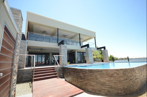 Waterfront Holiday Houses - Accommodation Mount Tamborine 2