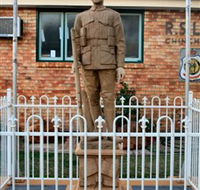 Soldier Statue Memorial Chinchilla - Accommodation Mount Tamborine
