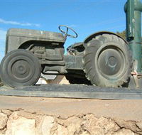 Ferguson Tractor Monument - Accommodation Mount Tamborine