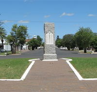 War Memorial and Heroes Avenue Roma - Accommodation Mount Tamborine