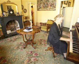 Jerilderie Historic Residence - Historic Home And Gardens - Accommodation Mount Tamborine 3