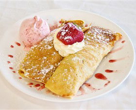 The Big Strawberry - Accommodation Mount Tamborine 4