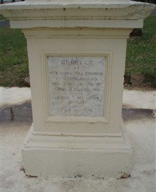 The Coronation Lamp Memorial - Accommodation Mount Tamborine 1