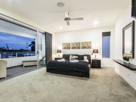 The Grand Broadbeach - Vogue Holiday Homes - Accommodation Mount Tamborine 2