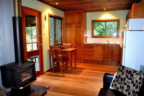 Waterfall Hideout-Rainforest Cabin For Couples - Accommodation Mount Tamborine 2