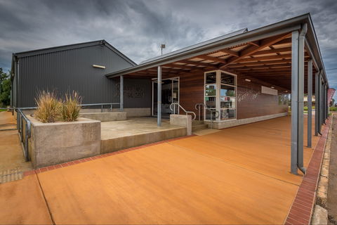 Grassland Art Gallery - Accommodation Mount Tamborine 2