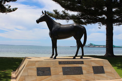 Makybe Diva Statue - Accommodation Mount Tamborine 0