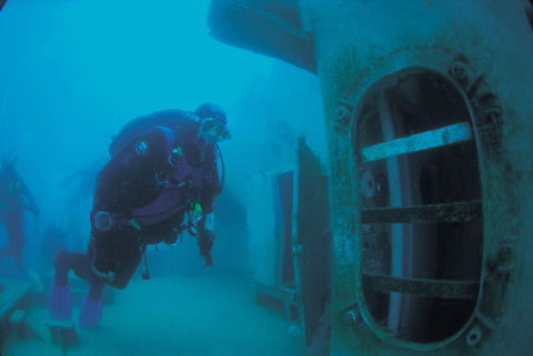 Ex HMAS Hobart Dive Site - Accommodation Mount Tamborine 2