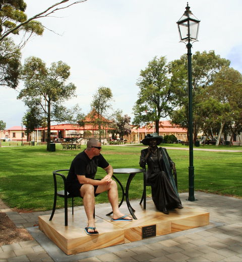 Gladstone Square - Accommodation Mount Tamborine 1