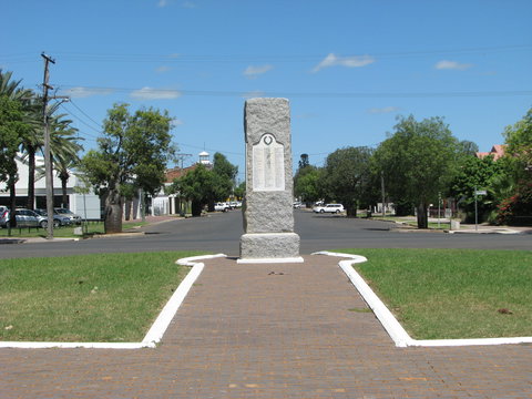 War Memorial And Heroes Avenue, Roma - Accommodation Mount Tamborine 0