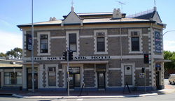 Southwark Hotel - Accommodation Mount Tamborine 1