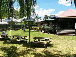 Oakbank Hotel - Accommodation Mount Tamborine 3