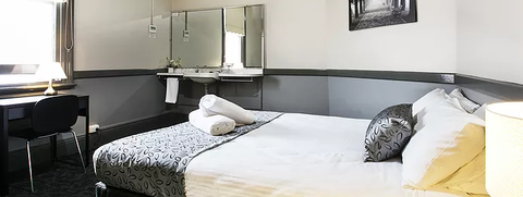 Shenanigans At The Imperial - Accommodation Mount Tamborine 2