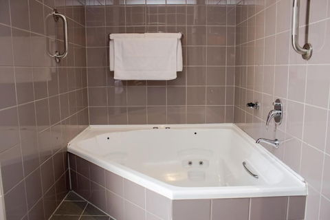 Highlander Hotel - Accommodation Mount Tamborine 4