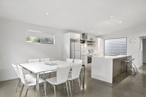 Living The Beach Dream - Rejuvenate Stays - Accommodation Mount Tamborine 5