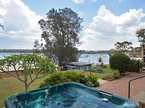 The House On The Lake At Fishing Point Lake Macquarie Honestly Put The Line In & Catch Fish - Accommodation Mount Tamborine 2