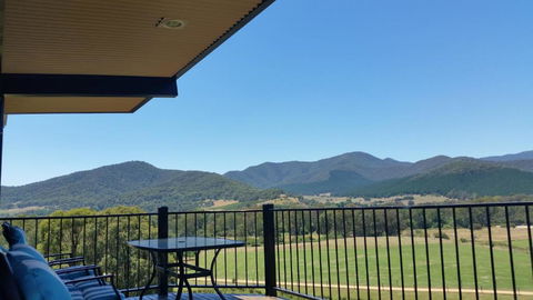 The Red Stag - Accommodation Mount Tamborine 0