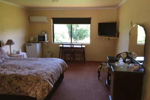 Colonial Inn Guest Rooms - Accommodation Mount Tamborine 6